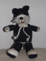 Chat gris et blanc au tricot